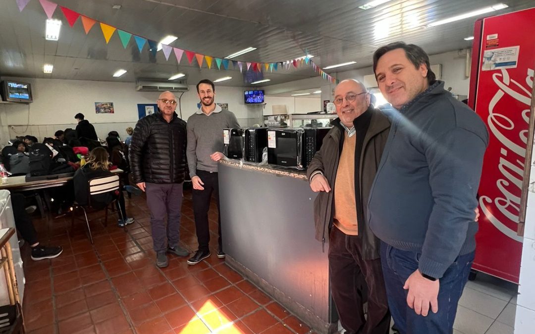 Estuvimos presentes en la Escuela técnica N° 27, Hipólito Yrigoyen. Junto a nuestro cliente Javier Petrera realizamos la donación de hornos microondas para el comedor que recibe a más de 1300 alumnos.